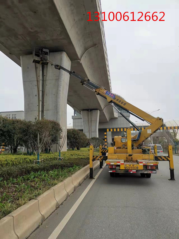吊篮高空车更换高架桥落水管道施工现场，效率高