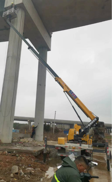 24米直臂升降车桥墩维修养护施工现场，安全